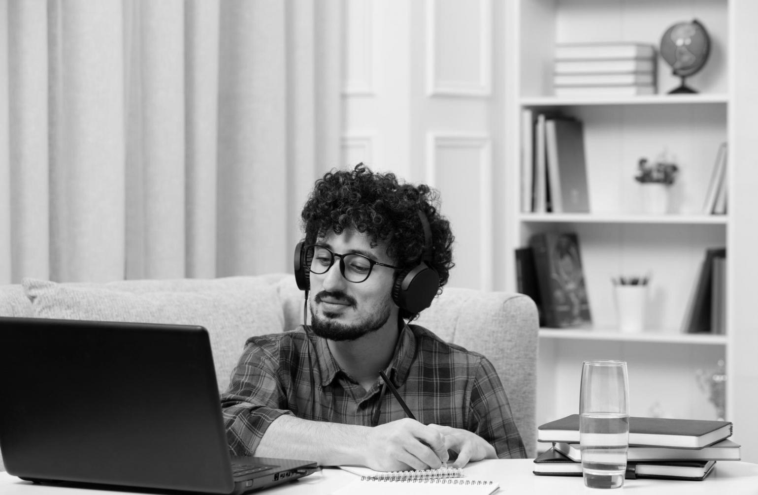 Análisis financiero con gráficos y documentos sobre mesa de trabajo